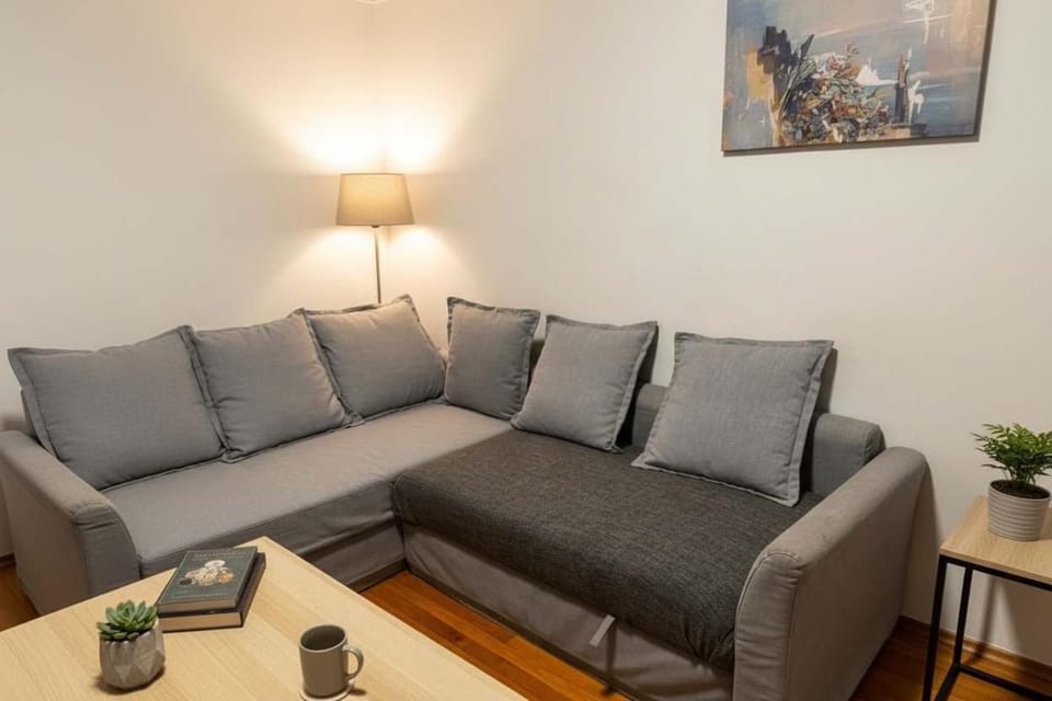 Kolonaki Corner -- Bright 2-Bed close to Metro Apartment in Athens