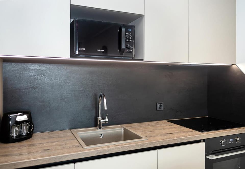 Coffee/tea facilities, Kitchen or kitchenette, stove