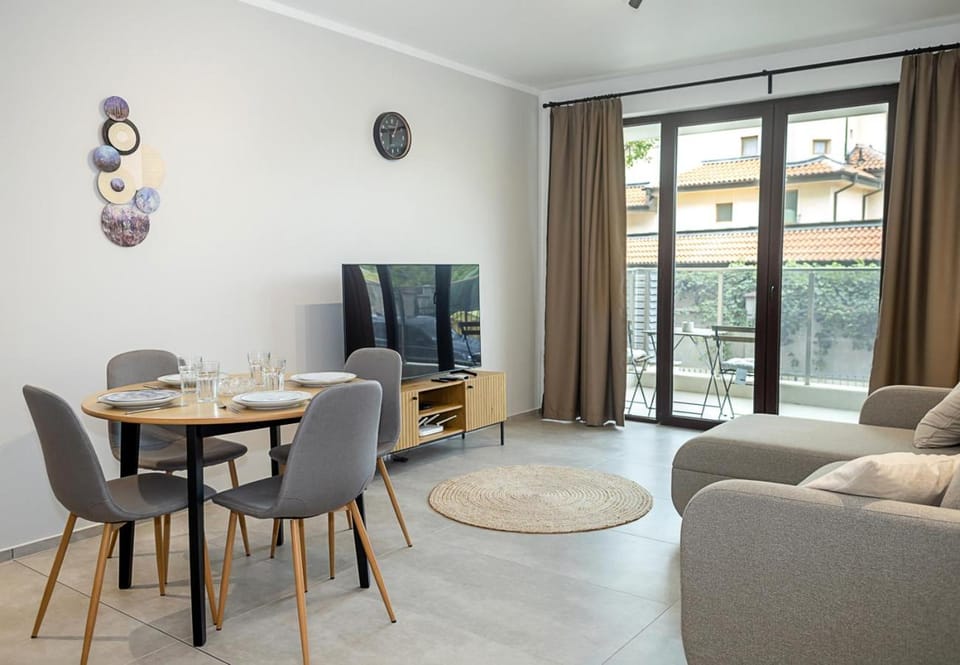 TV and multimedia, Living room, Seating area, Dining area