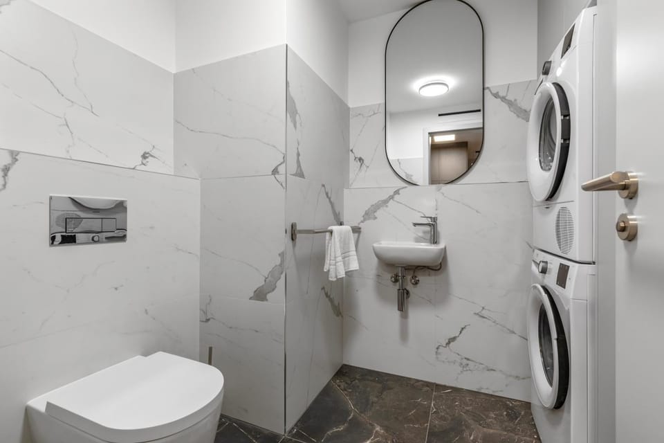 Shower, Toilet, Bathroom, towels