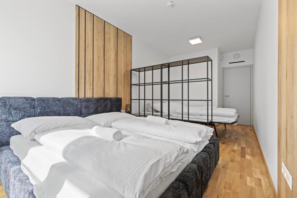 Bed, Living room, Photo of the whole room, Seating area, Bedroom, towels