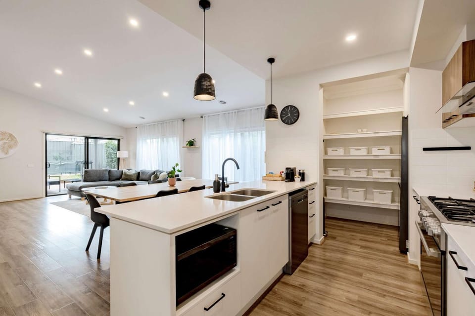 Kitchen or kitchenette, Dining area, dishwasher, oven
