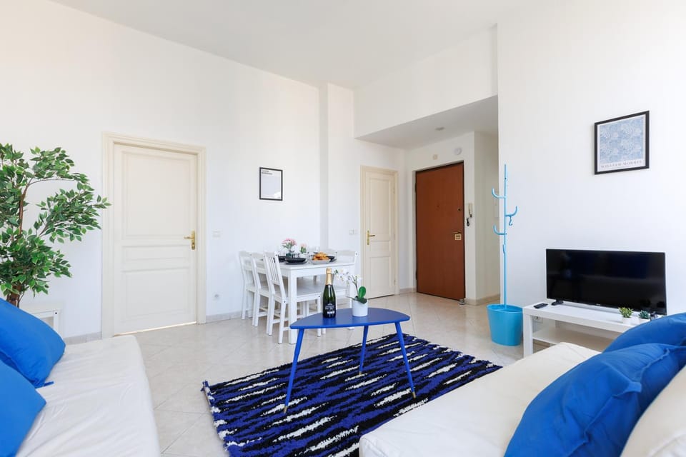 Communal lounge/ TV room, TV and multimedia, Living room, Seating area, Dining area