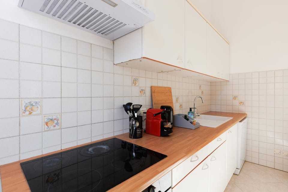 Coffee/tea facilities, Kitchen or kitchenette, stove