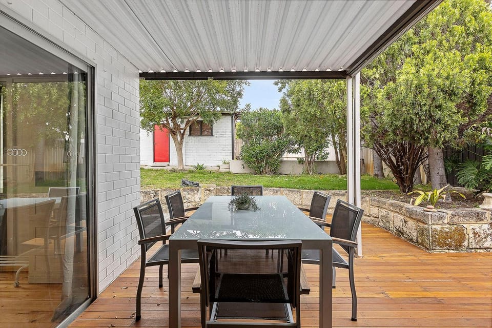 4BR Bedford Home - Chic Lounge & Garden Deck House in Perth