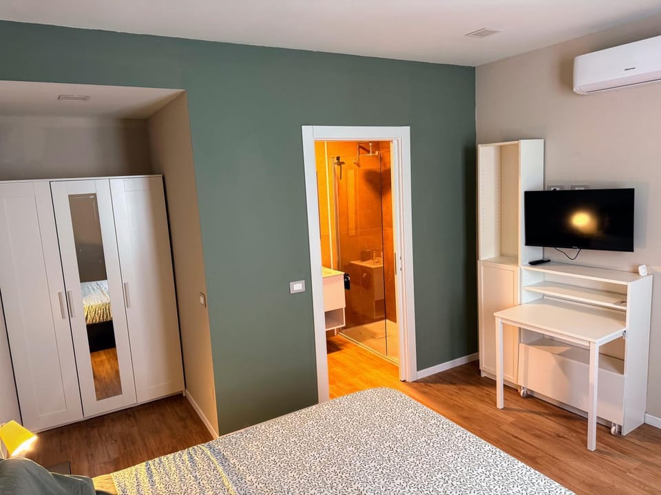 Bed, TV and multimedia, Photo of the whole room, Evening entertainment, Bedroom, wardrobe, air conditioner