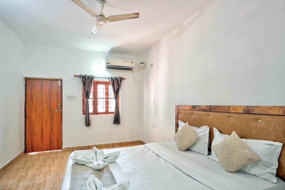 Bed, Photo of the whole room, towels