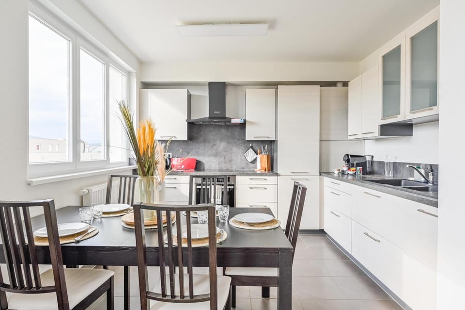 Coffee/tea facilities, Kitchen or kitchenette, Dining area, dishwasher, oven, stove, toaster