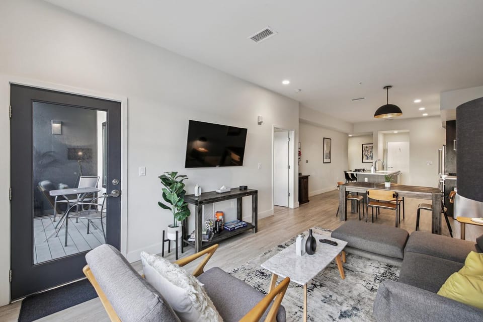 TV and multimedia, Seating area, Dining area