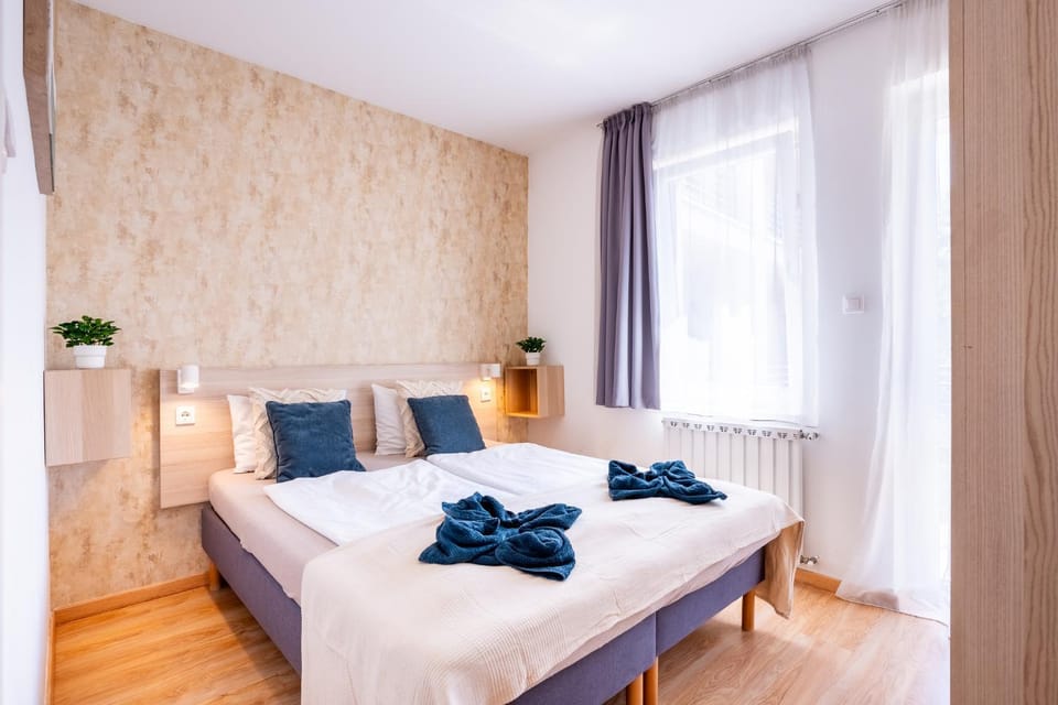 Bed, Bedroom, towels