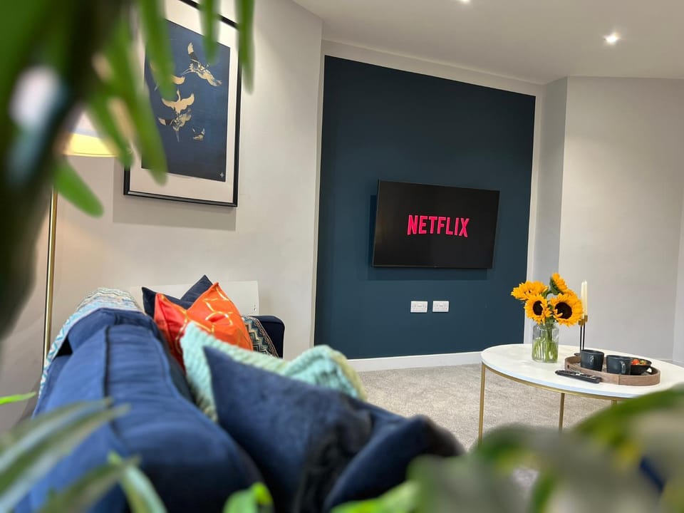 Communal lounge/ TV room, TV and multimedia, Living room, Seating area, Evening entertainment