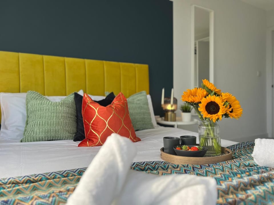 The Aviary - Modern 3 Bed Stay Near Beach in Westbourne Apartment in Poole