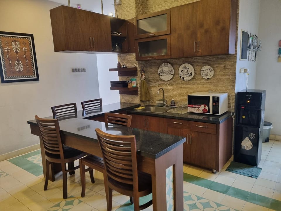 Dining area, dishwasher, microwave