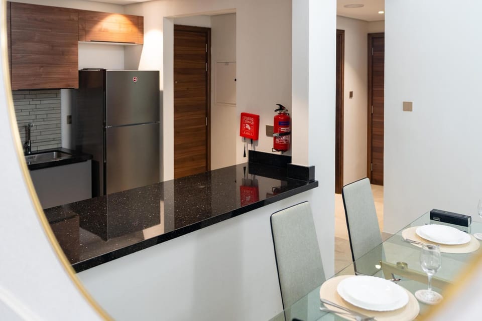 minibar, oven