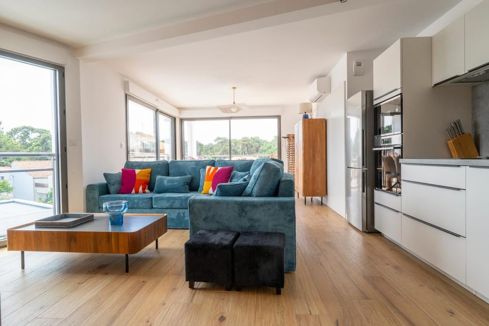 Kitchen or kitchenette, Seating area