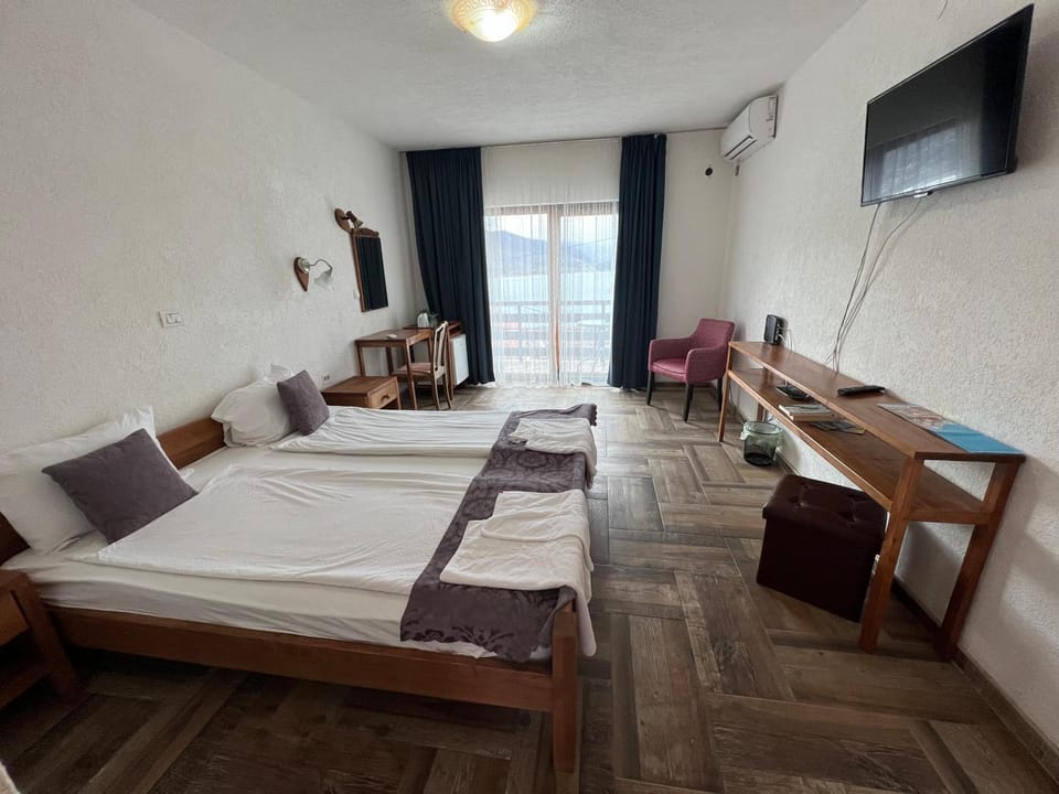 Communal lounge/ TV room, Bed, Living room, Seating area, Bedroom, towels