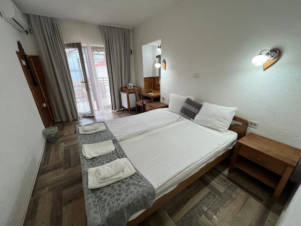 Bed, TV and multimedia, Living room, Photo of the whole room, Bedroom, hair dresser