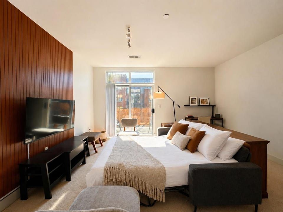 Spacious Third Ward Apt Near Summerfest with Balcony - Sleeps 4 Apartment in Milwaukee
