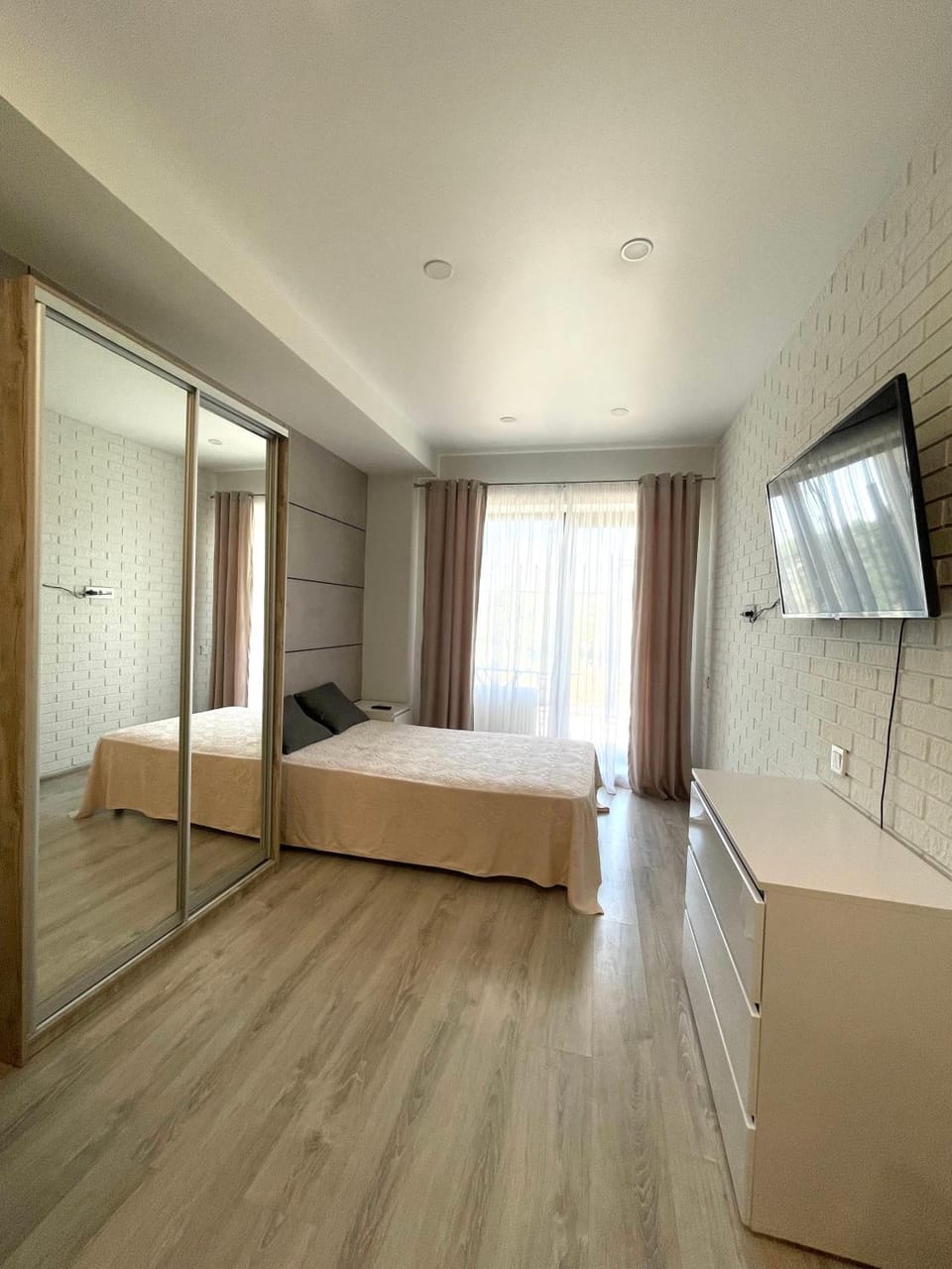 Bed, TV and multimedia, Photo of the whole room, Bedroom, wardrobe