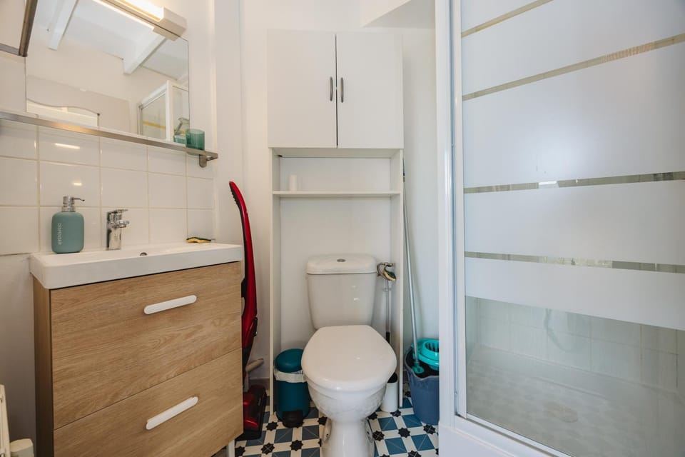 Shower, Toilet, Bathroom