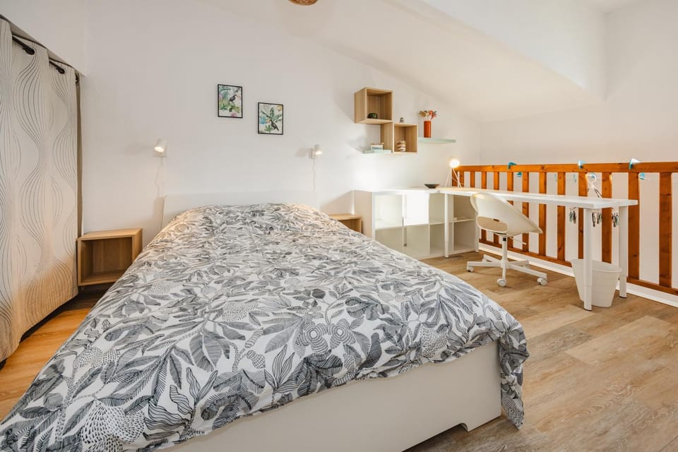 Bed, Photo of the whole room, Bedroom