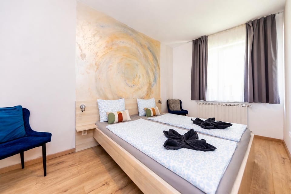 Bed, Bedroom, towels