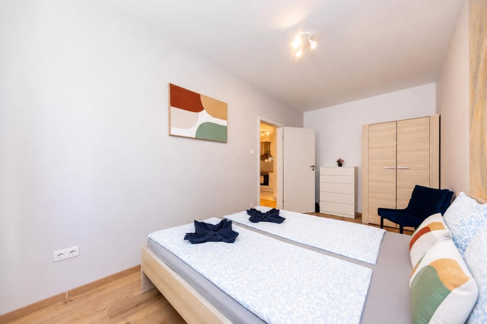Bed, Bedroom, towels, wardrobe