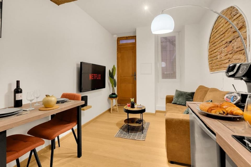 TV and multimedia, Kitchen or kitchenette, Living room, Food and drinks, Seating area, Dining area, Food, Drinks