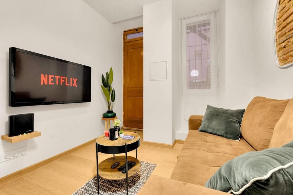 Communal lounge/ TV room, TV and multimedia, Living room, Seating area, Evening entertainment
