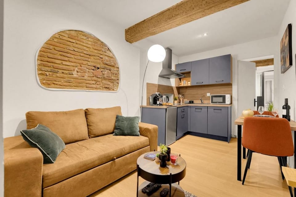 TV and multimedia, Kitchen or kitchenette, Living room, Seating area, Dining area