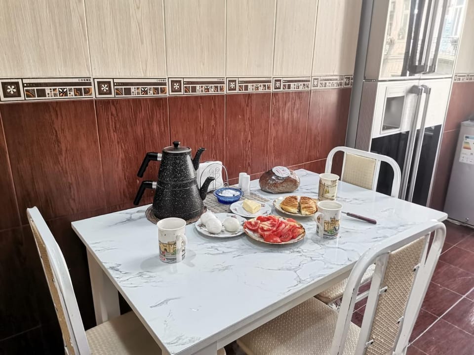 Coffee/tea facilities, Food and drinks, Dining area, Food, Breakfast, Continental breakfast