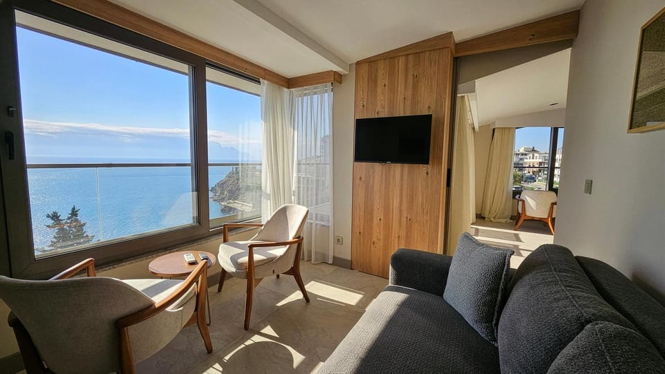 Natural landscape, TV and multimedia, Living room, Seating area
