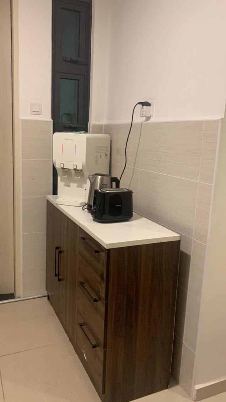 Kitchen or kitchenette, minibar