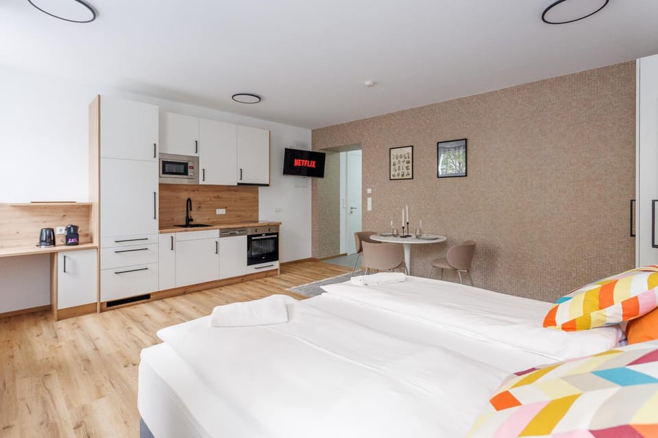 Bed, Kitchen or kitchenette, Photo of the whole room, Bedroom, oven, stove