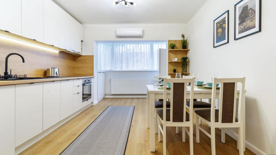 Kitchen or kitchenette, Dining area, oven, stove