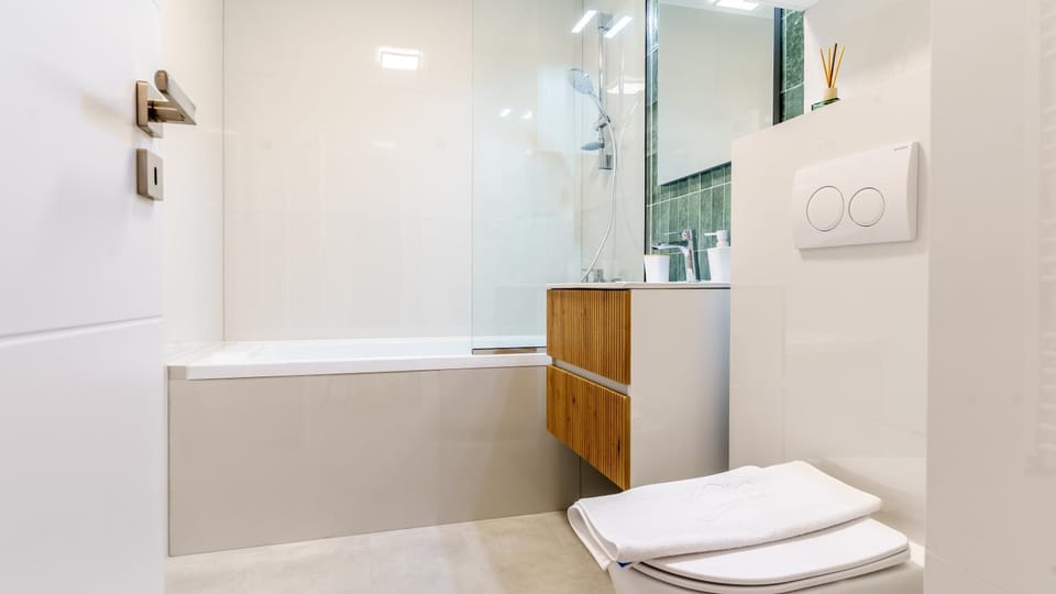 Shower, Toilet, Bathroom, towels
