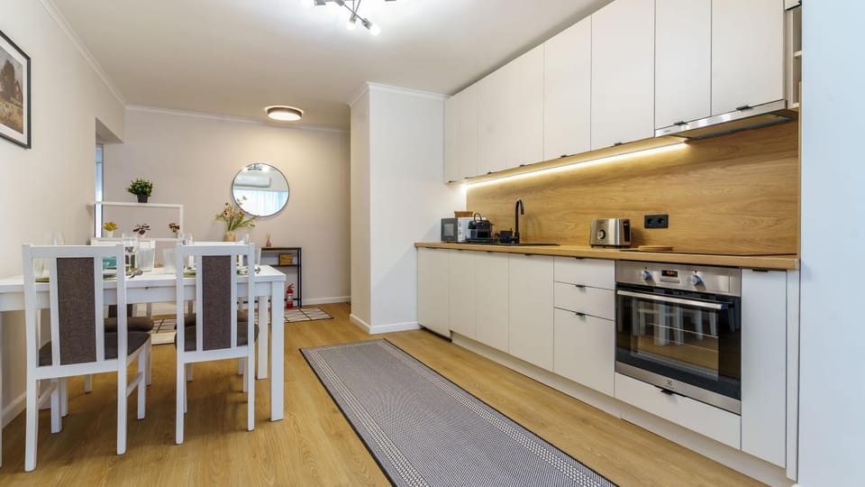Coffee/tea facilities, Kitchen or kitchenette, Dining area, dishwasher, oven, stove, toaster