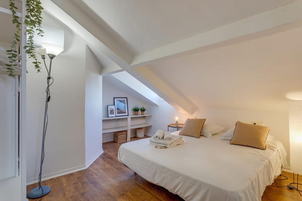 Bed, Photo of the whole room, Bedroom