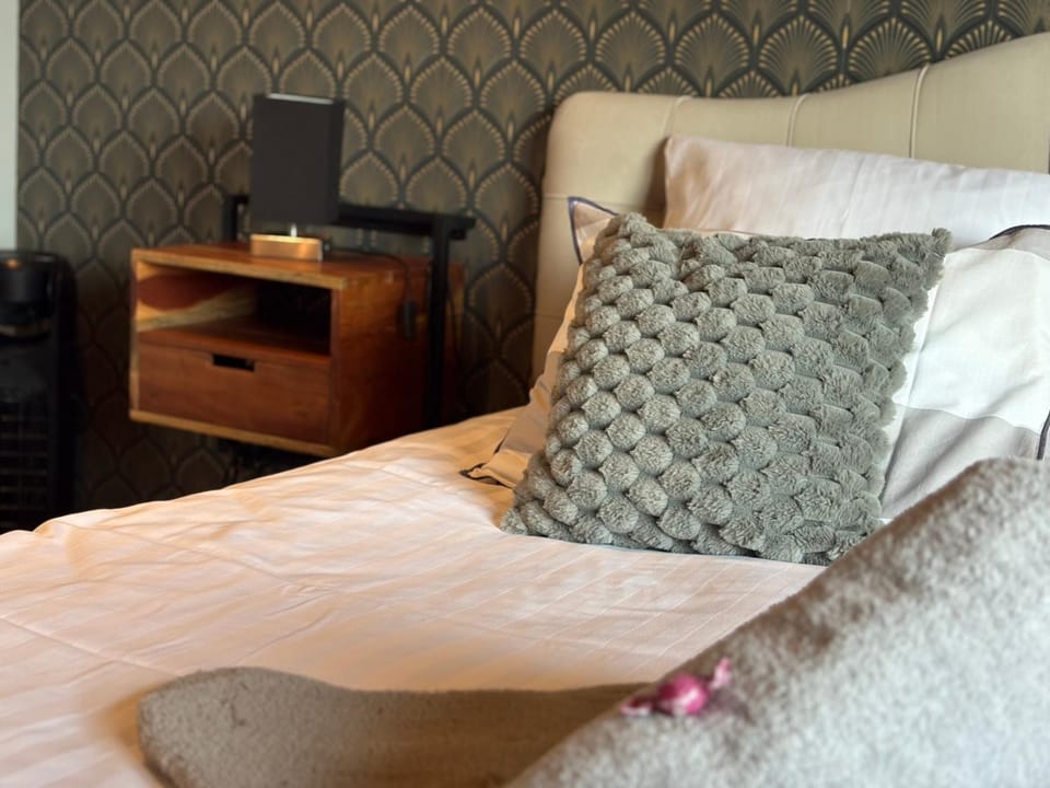 Bed, TV and multimedia, Bedroom