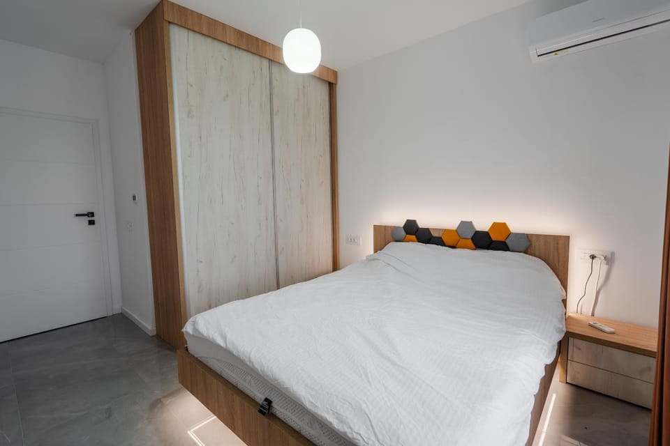 Bed, TV and multimedia, Photo of the whole room, Bedroom, wardrobe, air conditioner