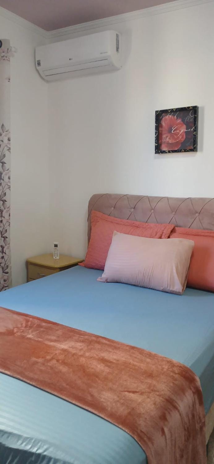 APARTAMENTO BOQUEIRÃO PRÉDIO FRENTE AO MAR COM GARAGEM WI-FI e AR Apartment in State of São Paulo