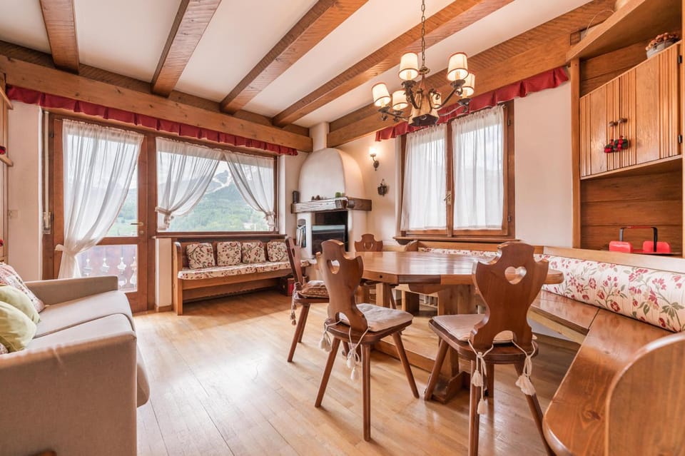 Communal lounge/ TV room, TV and multimedia, Living room, Seating area, Dining area