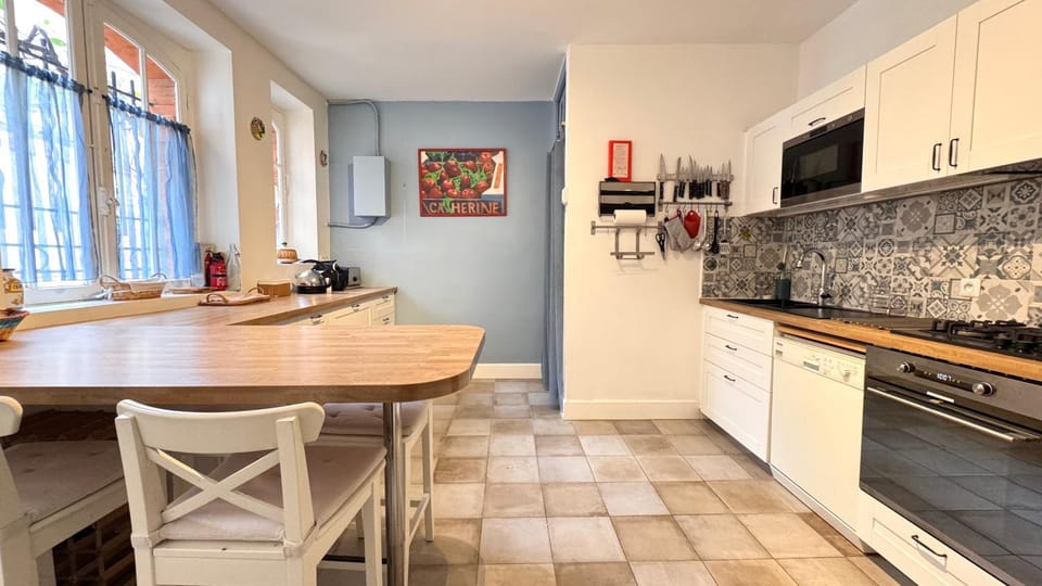 Coffee/tea facilities, Kitchen or kitchenette, Dining area, dishwasher, oven, stove, toaster