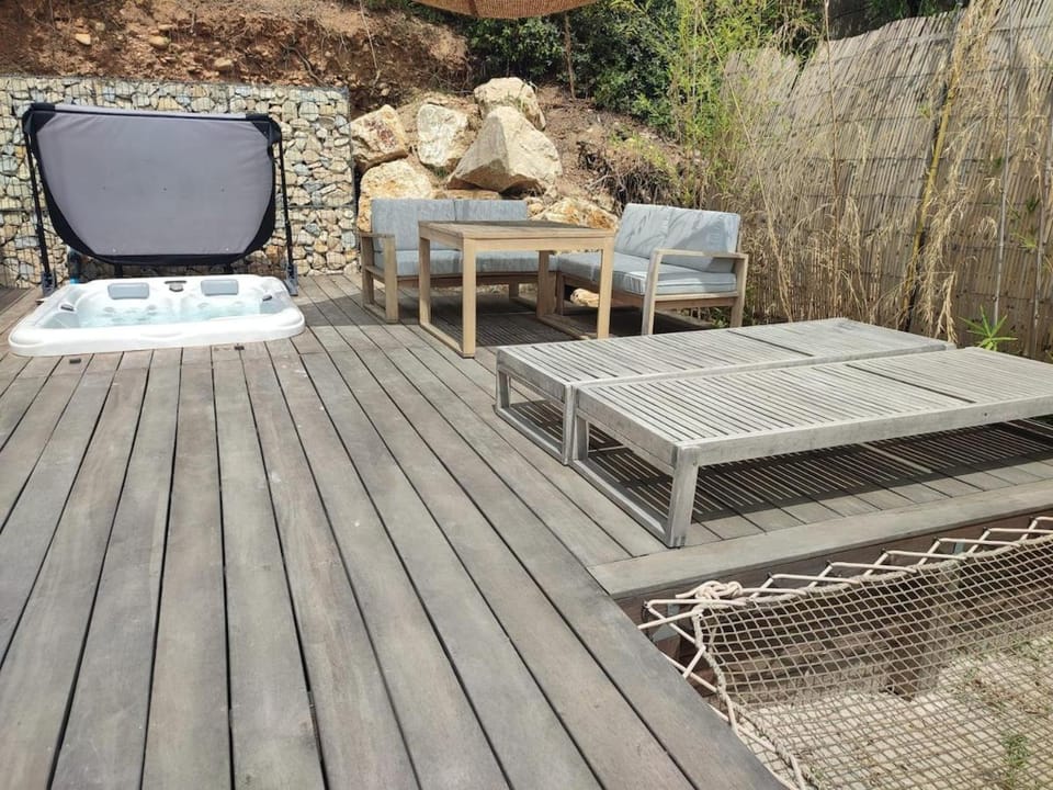 Garden, Hot Tub, Balcony/Terrace