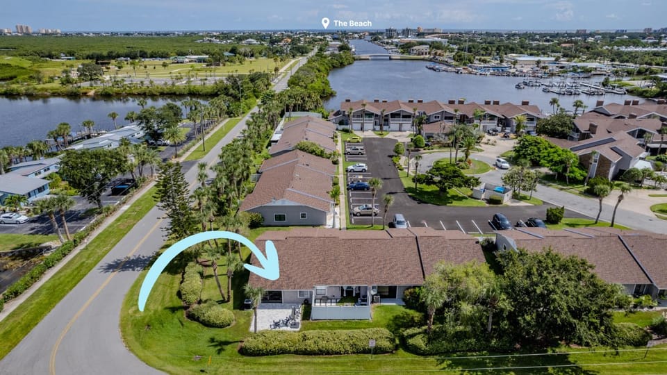 Renovated Venetian Villas Corner Retreat with Pool, Patio, Close to Beach and Town Apartment in New Smyrna Beach