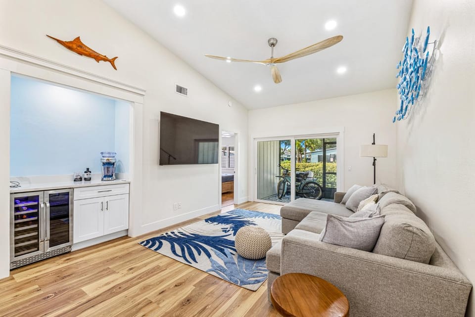 Renovated Venetian Villas Corner Retreat with Pool, Patio, Close to Beach and Town Apartment in New Smyrna Beach