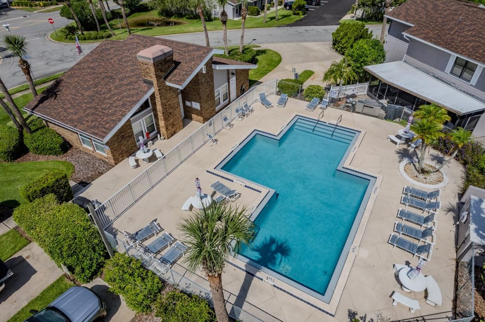 Renovated Venetian Villas Corner Retreat with Pool, Patio, Close to Beach and Town Apartment in New Smyrna Beach