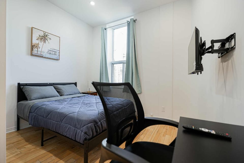 Cozy Studio Near Downtown Montreal with Parking Apartment in Laval