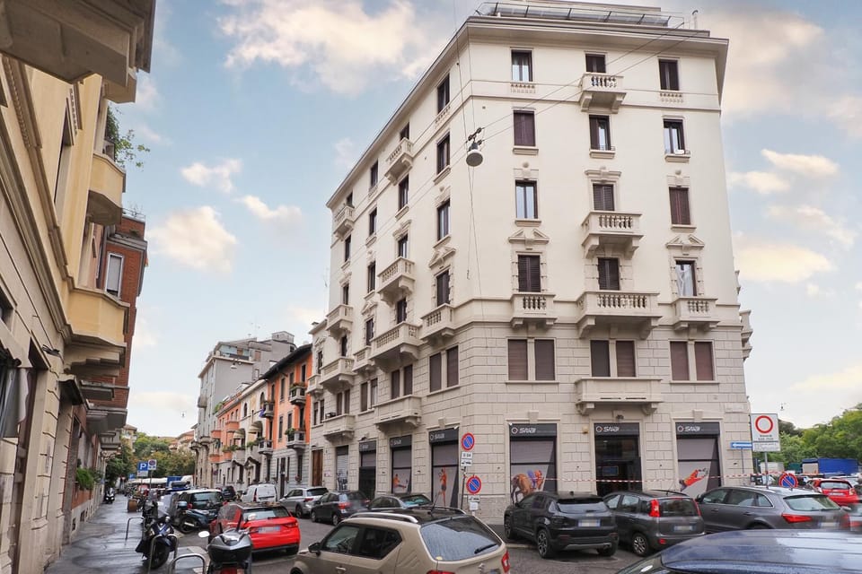 Property building, Neighbourhood