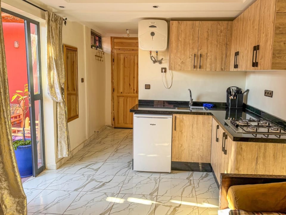 Coffee/tea facilities, Kitchen or kitchenette, stove, kitchen